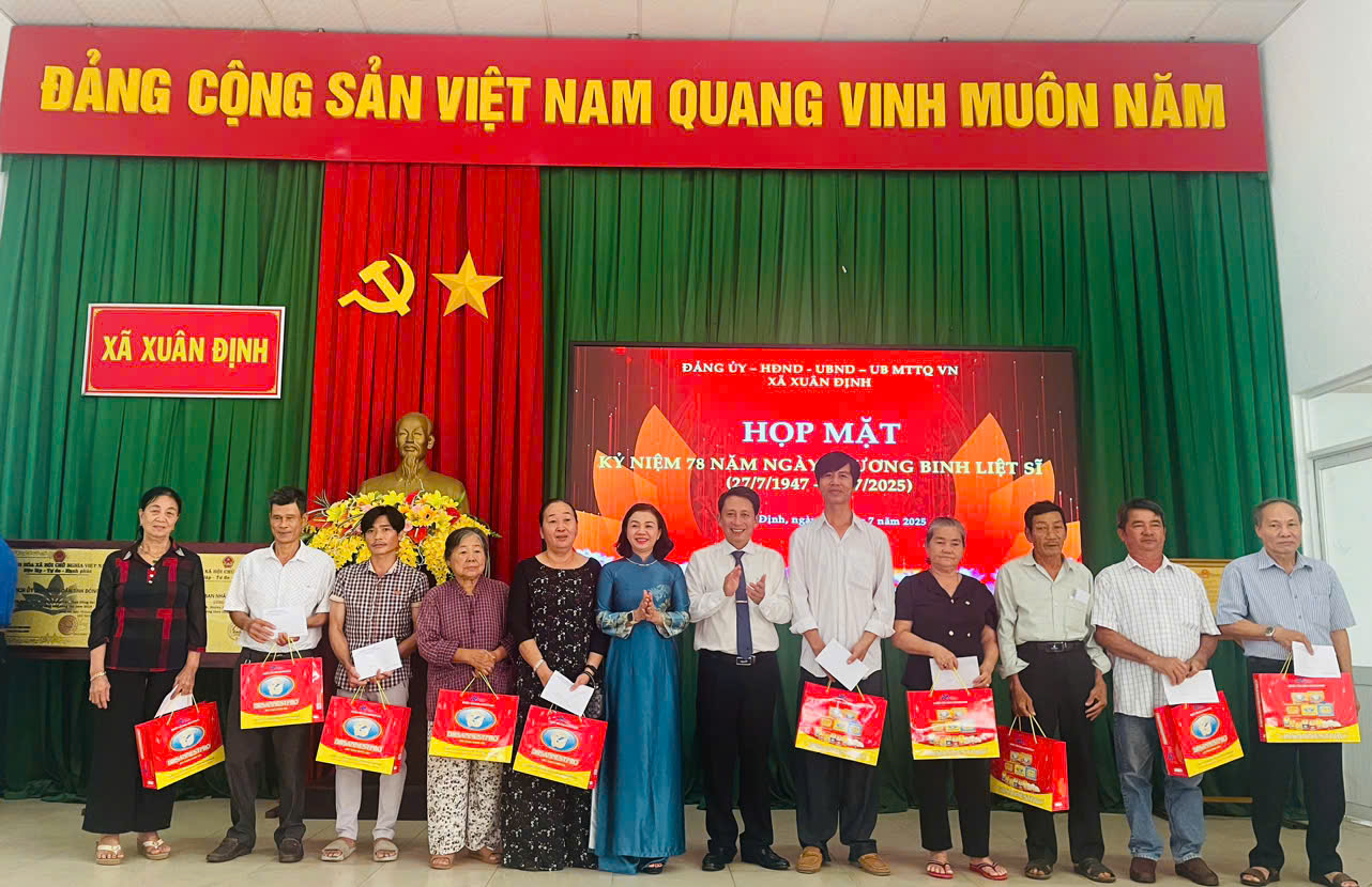 Buổi tặng quà cho người có công