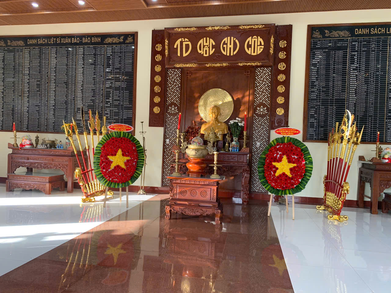 Viếng đền liệt sĩ tại ấp Tân Hạnh