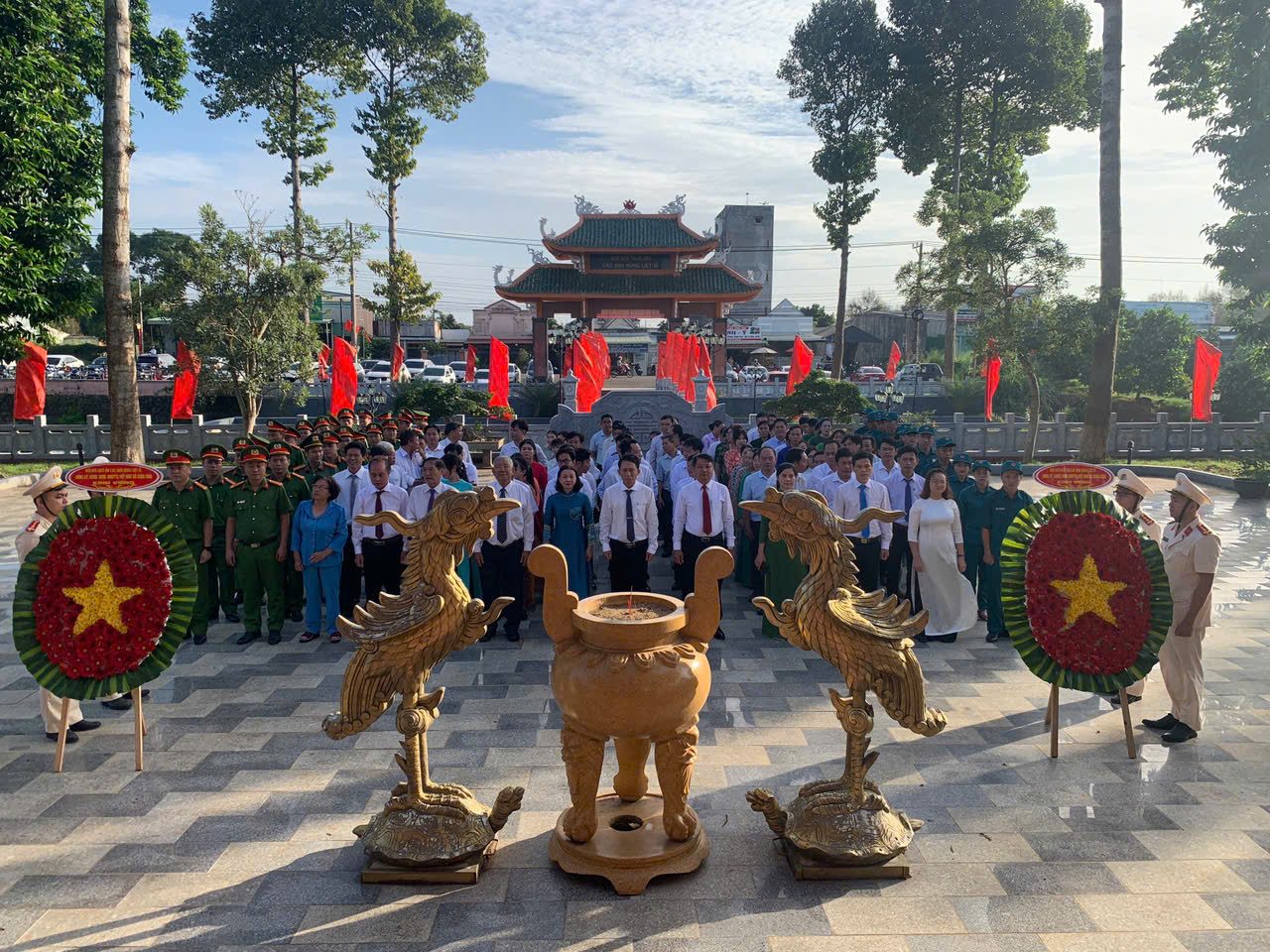 Viếng đền liệt sĩ tại ấp Tân Hạnh