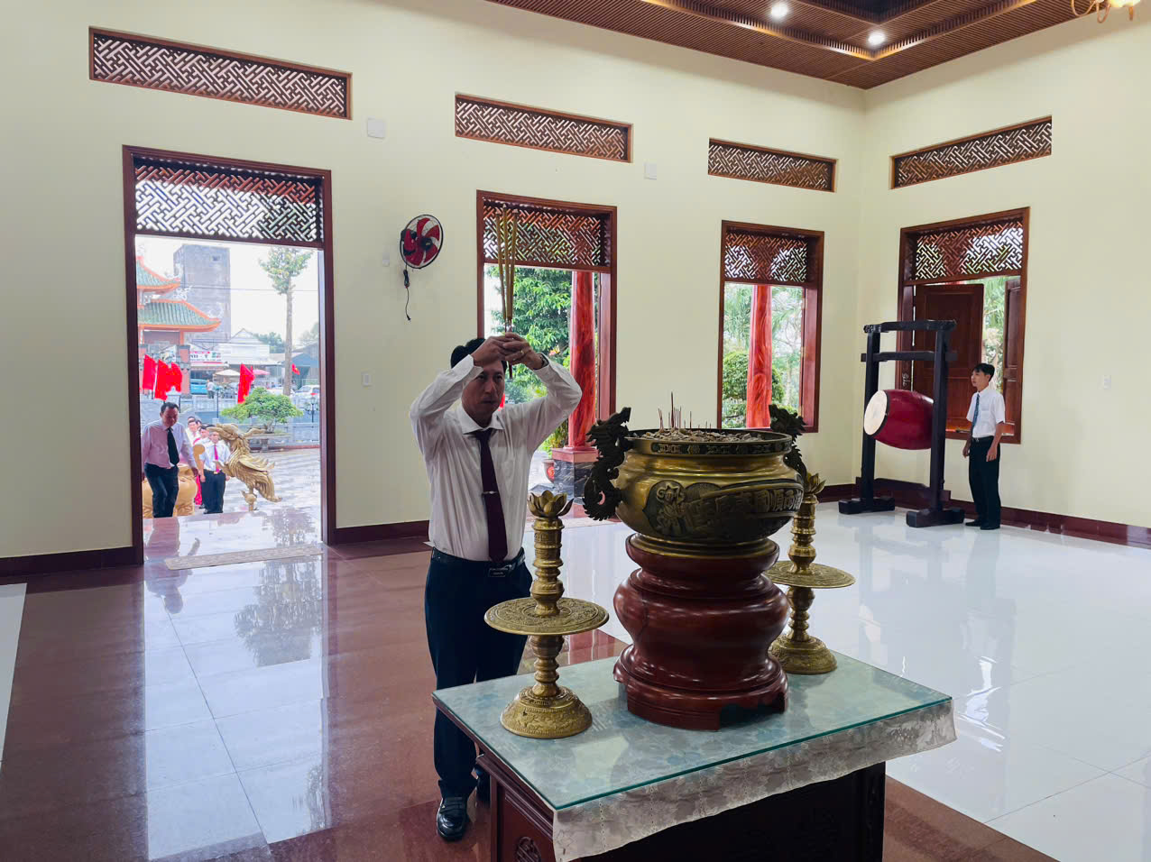 Bí thư Tống Trần Hòa dâng hương viếng đền