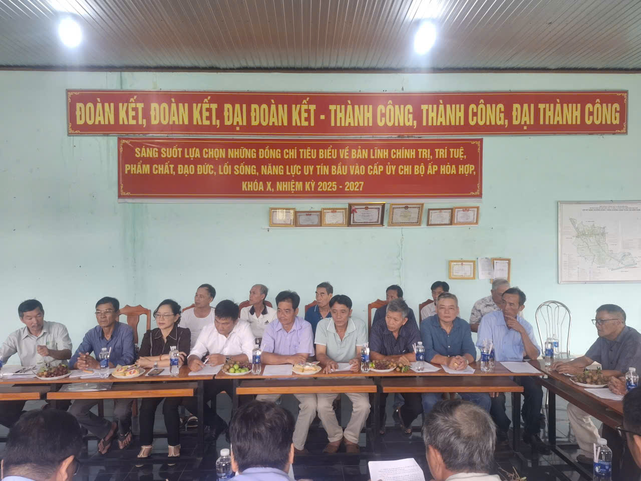 Đoàn công tác của Đảng ủy xã Xuân Định đến thăm và làm việc với Chi bộ ấp Hòa Hợp