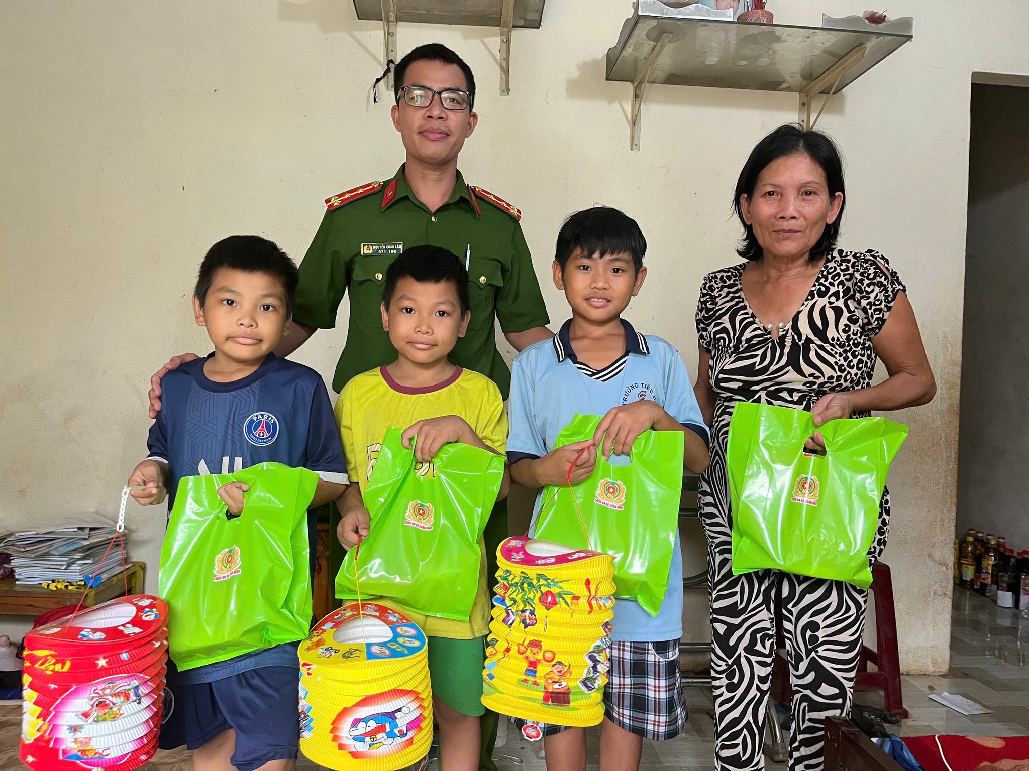 CÔNG AN XÃ XUÂN ĐỊNH VỚI CHƯƠNG TRÌNH “TRUNG THU ẤM ÁP - GẮN KẾT YÊU THƯƠNG”