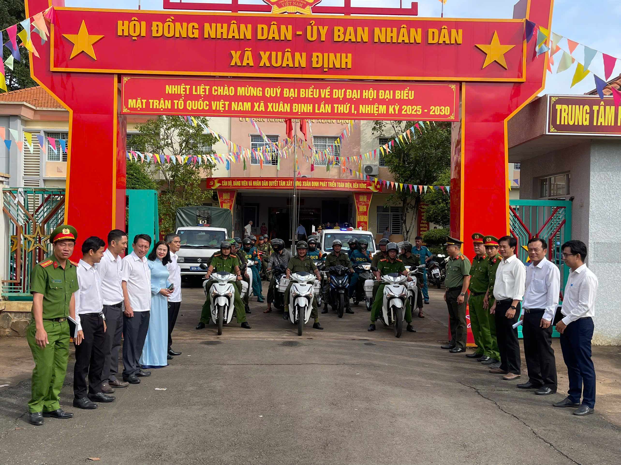 Sôi nổi lộ trình diễu hành Ngày hội toàn dân giao nộp vũ khí, vật liệu nổ, công cụ hỗ trợ và pháo tại xã Xuân Định