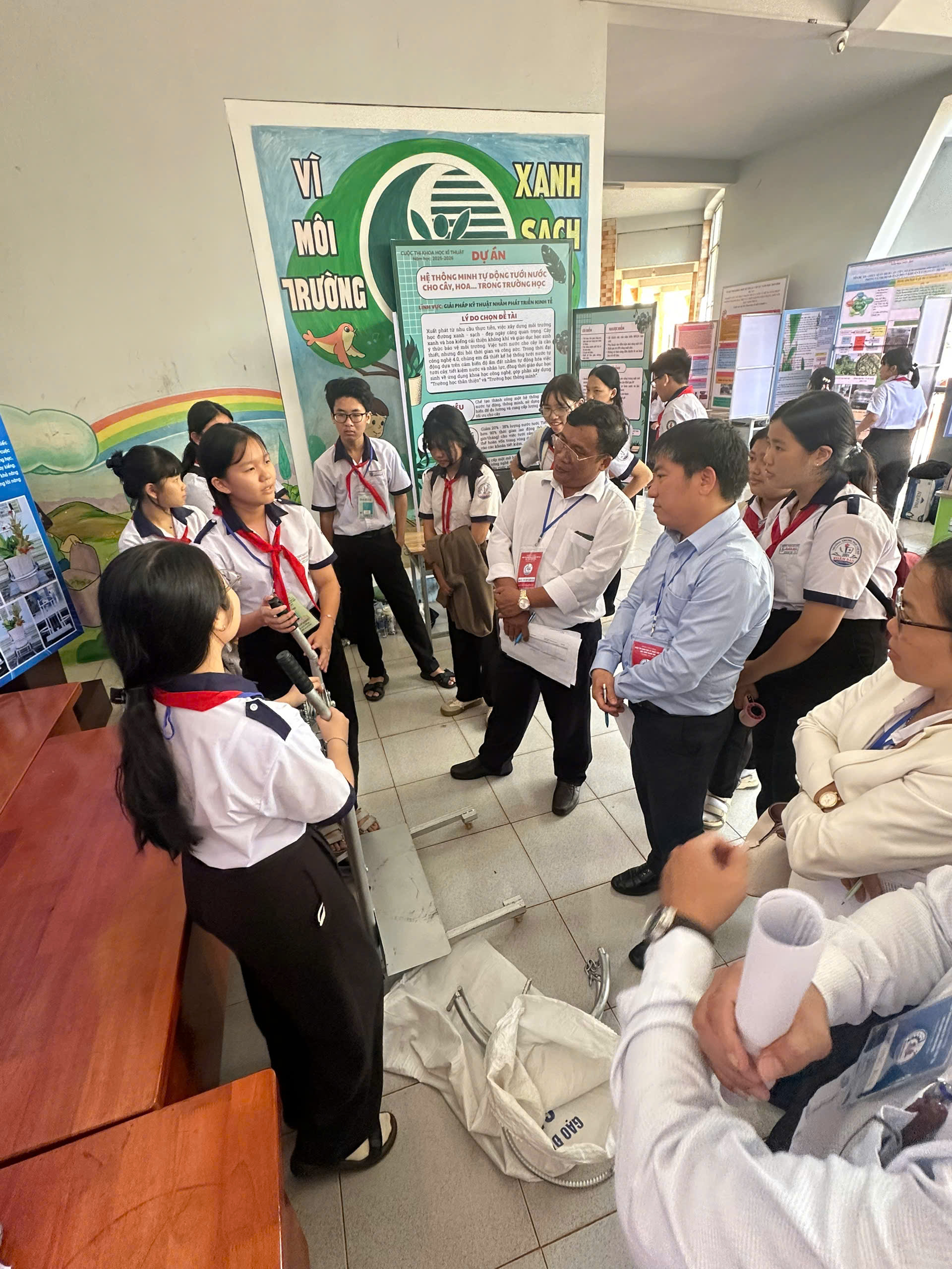 Ban giám khảo tiến hành chấm đề tài khoa học kỹ thuật của các em học sinh