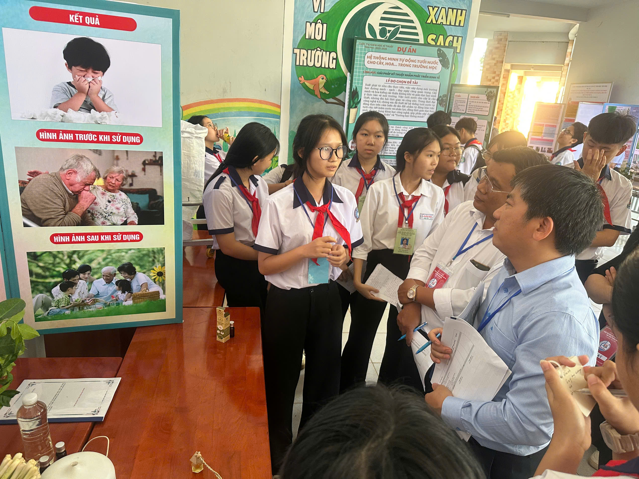 Ban giám khảo tiến hành chấm đề tài khoa học kỹ thuật của các em học sinh