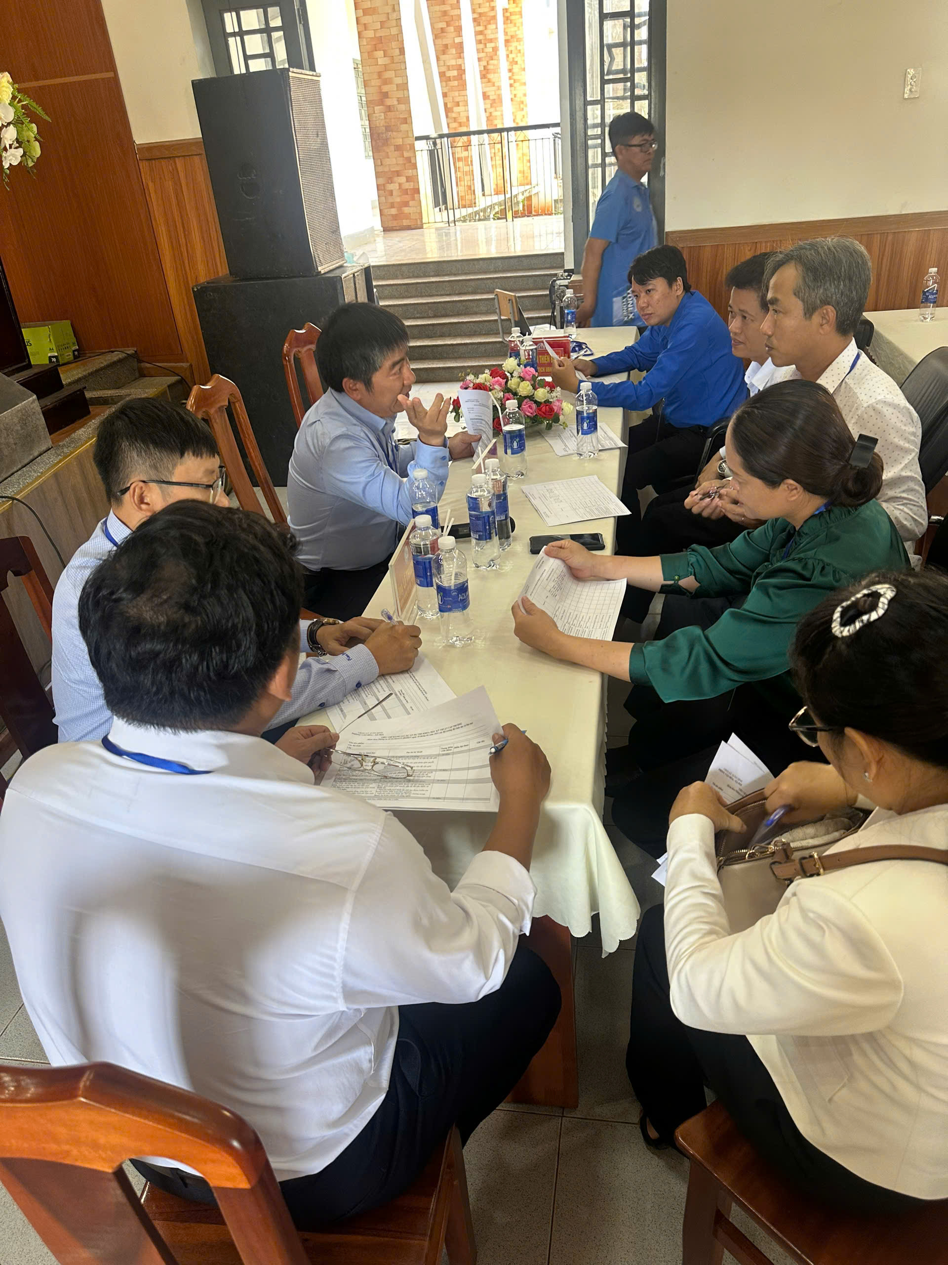 Các ban giám khảo hội họp chấm điểm 18 đề tài Khoa học, kỹ thuật