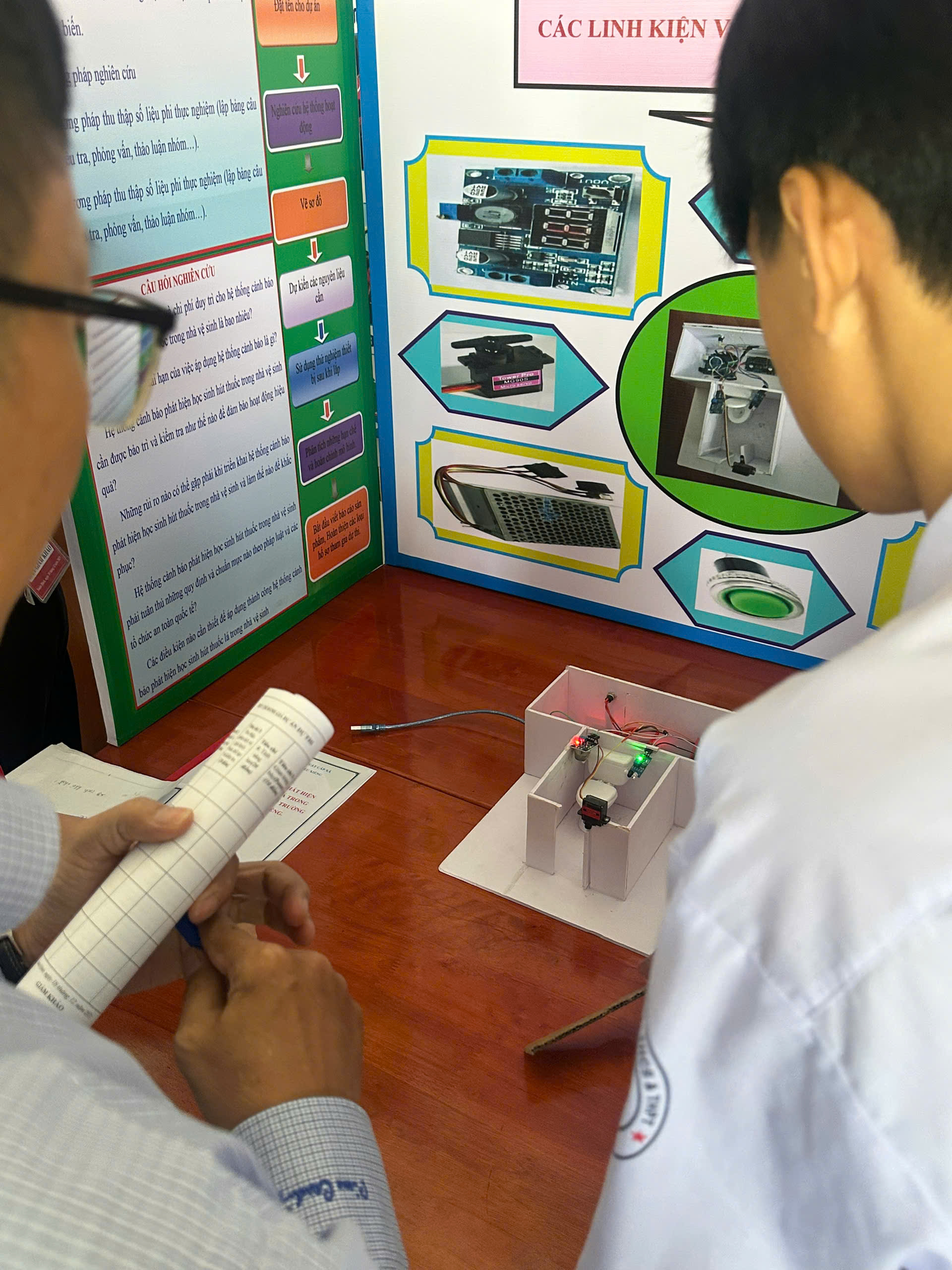 Ban giám khảo tiến hành chấm đề tài khoa học kỹ thuật của các em học sinh