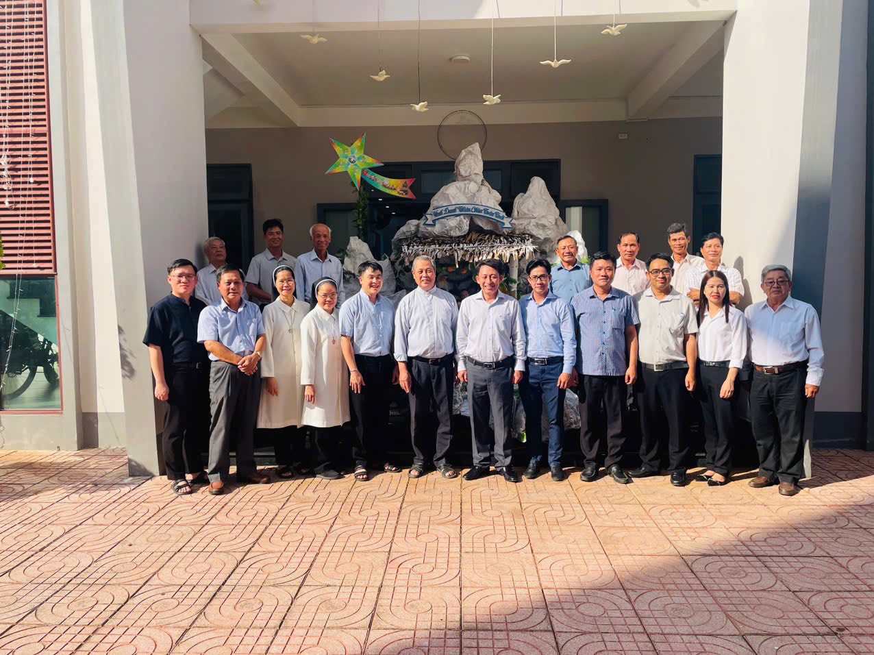 Lãnh đạo xã Xuân Định chúc mừng Giáng sinh các giáo xứ trên địa bàn