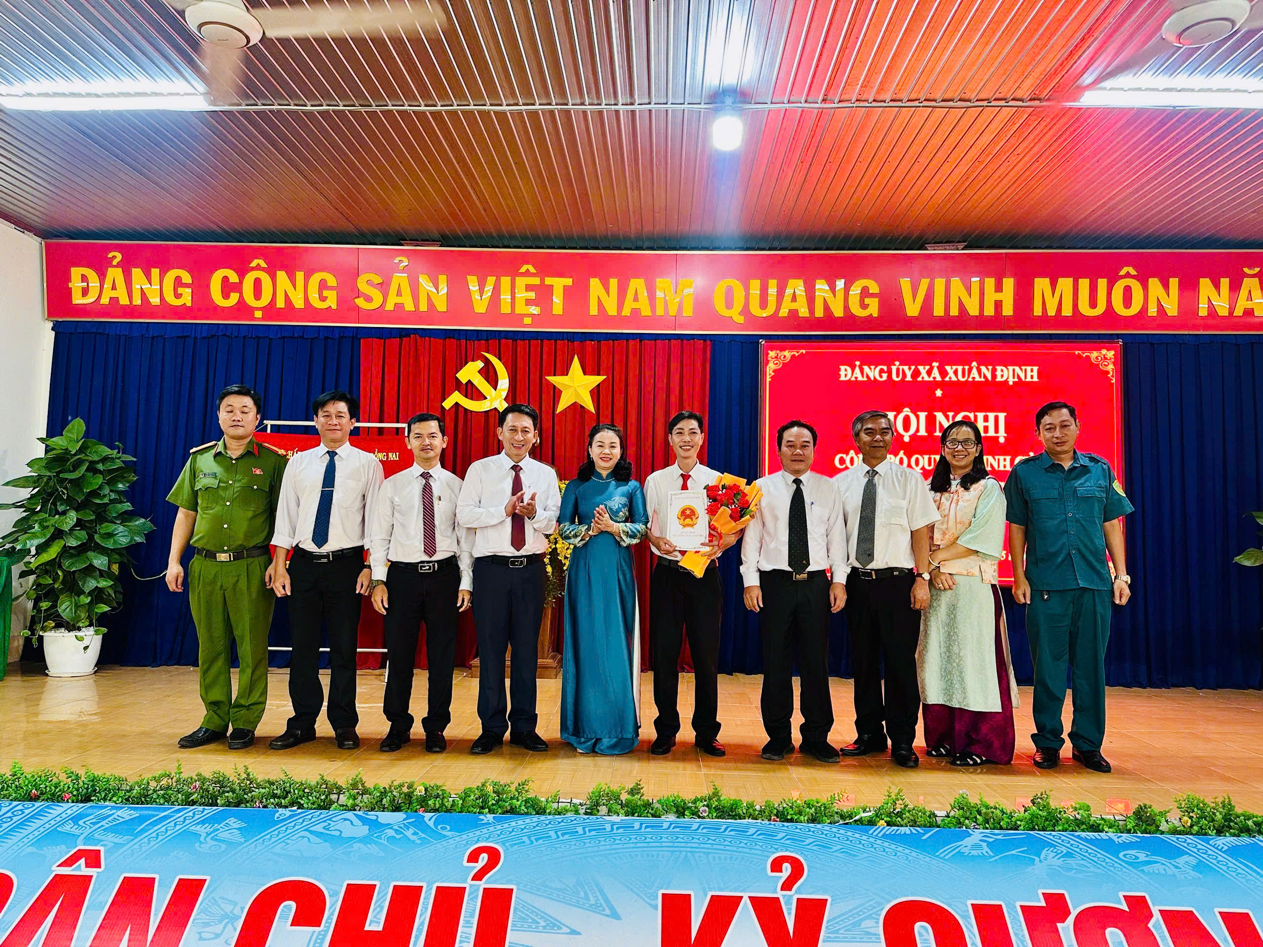 Hội nghị công bố quyết định của Ban Thường vụ Đảng ủy xã và Chủ tịch UBND xã về công tác cán bộ.