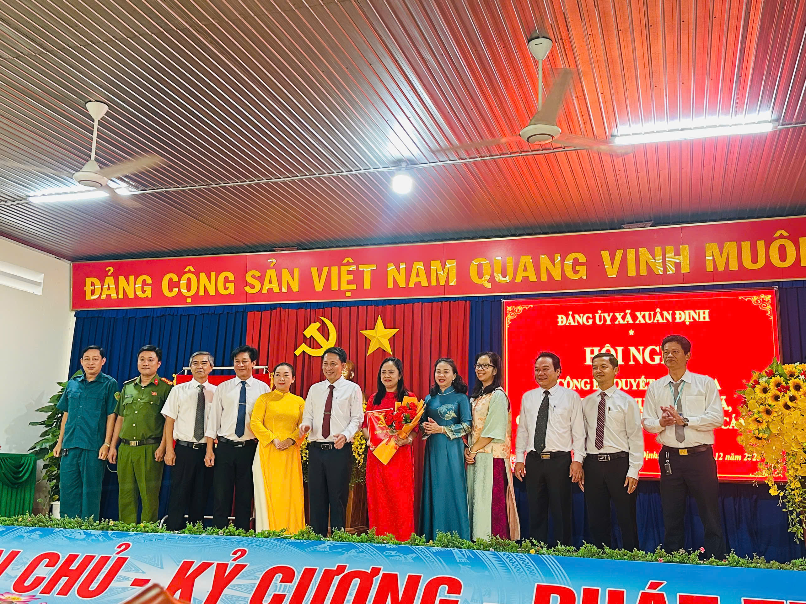 Hội nghị công bố quyết định của Ban Thường vụ Đảng ủy xã và Chủ tịch UBND xã về công tác cán bộ.