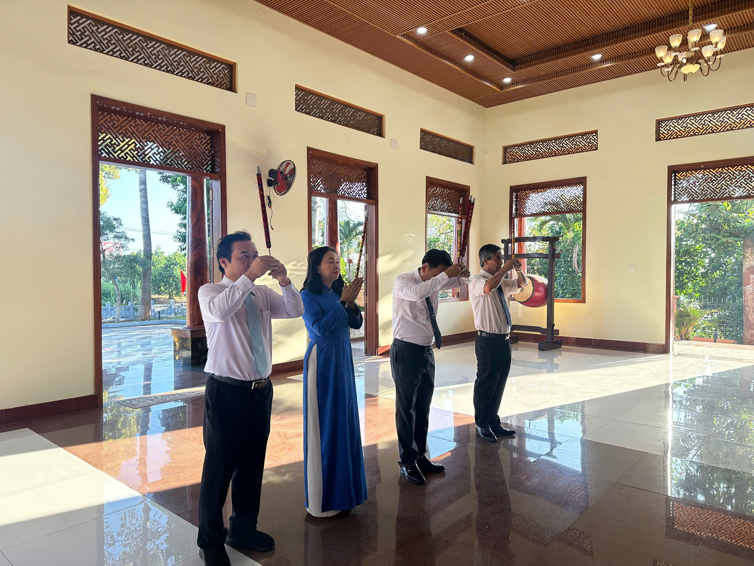 Dâng hương tưởng niệm các anh hùng liệt sỹ nhân ngày 22/12 tại xã Xuân Định