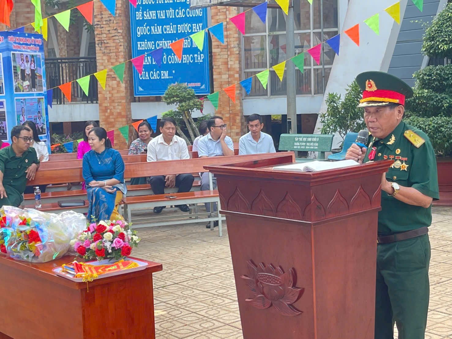 Trường PT DTNT THCS Điểu Xiểng tổ chức sinh hoạt chào cờ kỷ niệm 81 năm Ngày thành lập Quân đội nhân dân Việt Nam