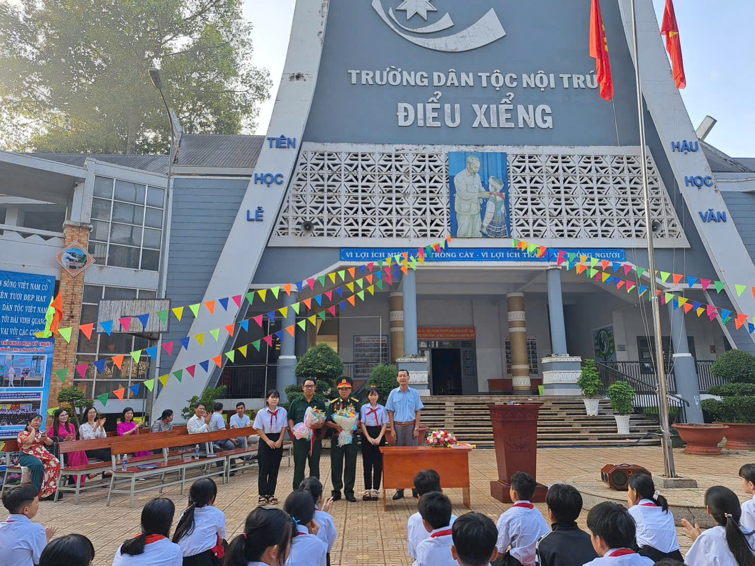 Trường PT DTNT THCS Điểu Xiểng tổ chức sinh hoạt chào cờ kỷ niệm 81 năm Ngày thành lập Quân đội nhân dân Việt Nam