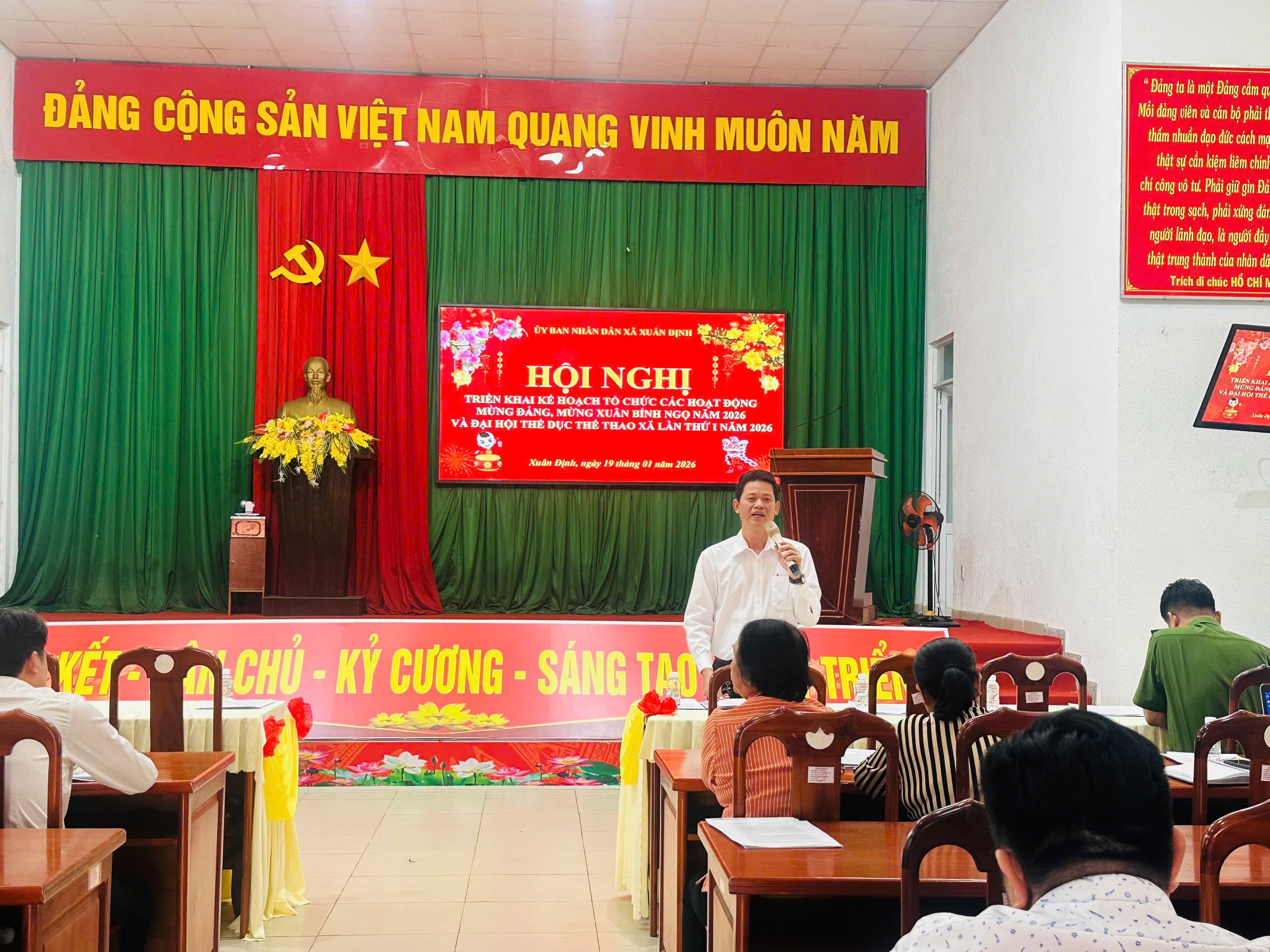 Đồng chí Lê Thanh Tuấn - Trưởng Phòng Văn hóa - Xã hội xã phát biểu ý kiến