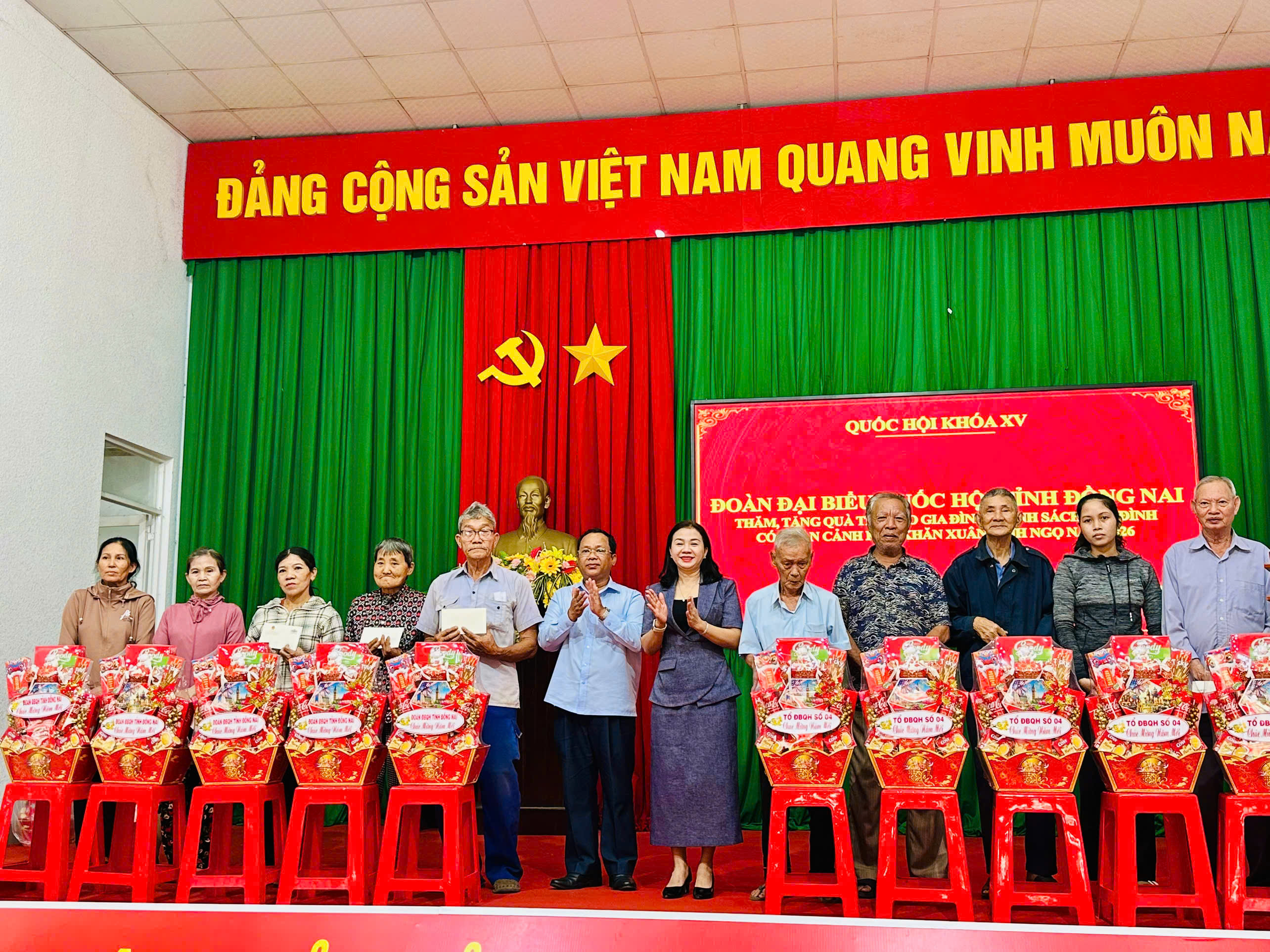 Ấm áp nghĩa tình Xuân Bính Ngọ 2026: Quốc hội tặng quà cho gia đình chính sách, hộ nghèo