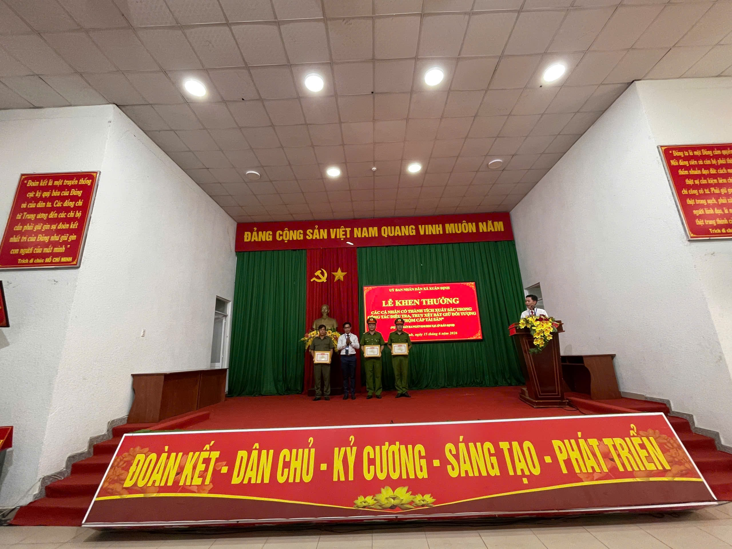 XÃ XUÂN ĐỊNH: KHEN THƯỞNG CÔNG AN XÃ CÓ THÀNH TÍCH XUẤT SẮC TRONG ĐẤU TRANH PHÒNG, CHỐNG TỘI PHẠM TRỘM CẮP TÀI SẢN