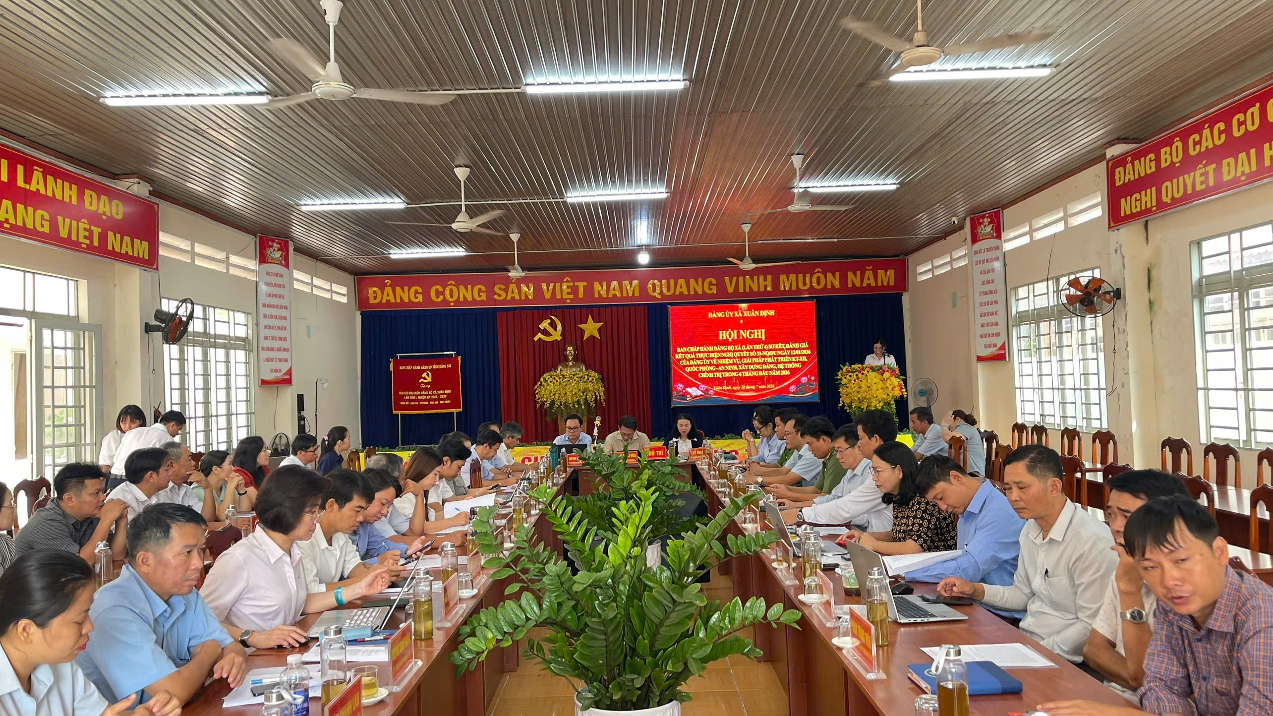 Toàn cảnh hội nghị diễn ra vào sáng ngày 10/ 07/ 2026 tại hội trường Đảng ủy xã Xuân Định