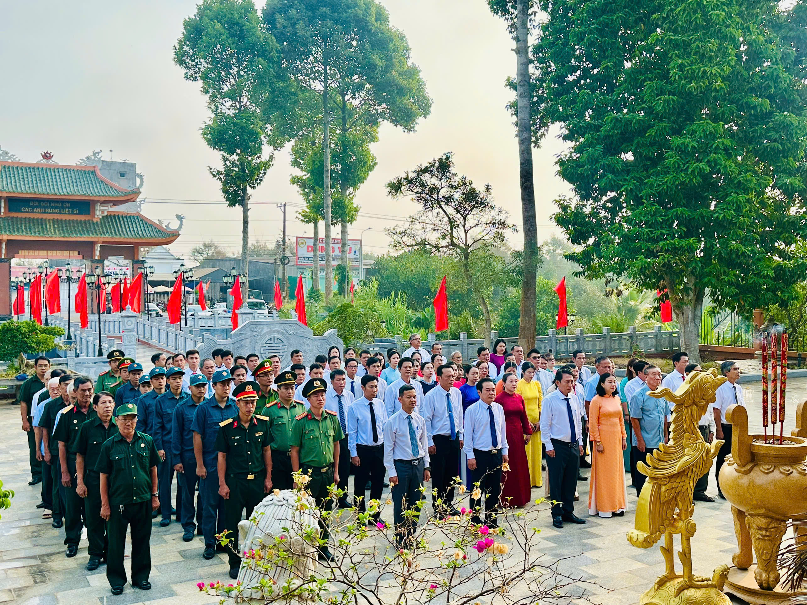 Xã Xuân Định long trọng tổ chức Lễ viếng Đền thờ Liệt sĩ nhân dịp tròn 01 năm vận hành mô hình chính quyền địa phương 02 cấp