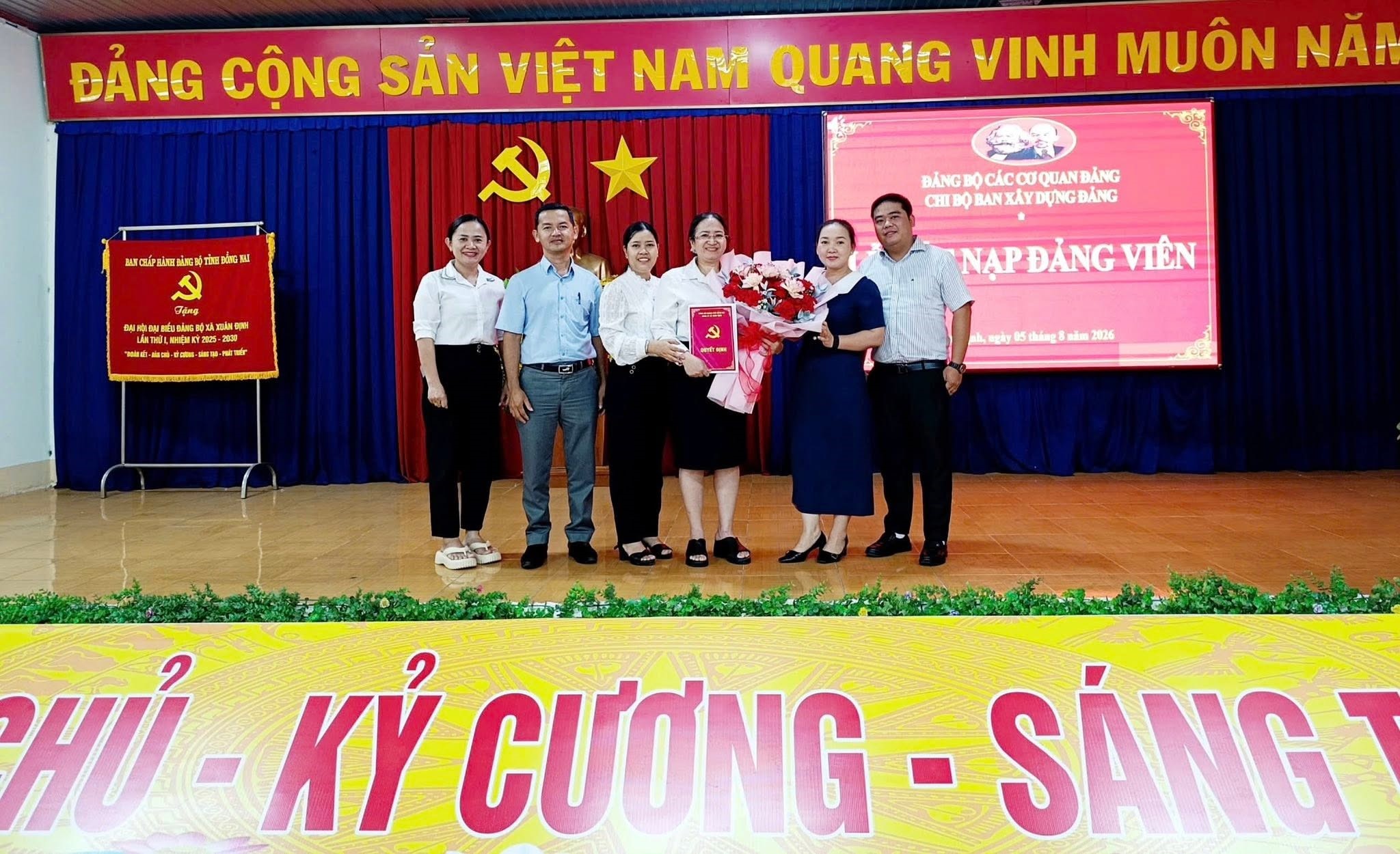 CHI BỘ BAN XÂY DỰNG TỔ CHỨC LỄ KẾT NẠP ĐẢNG VIÊN