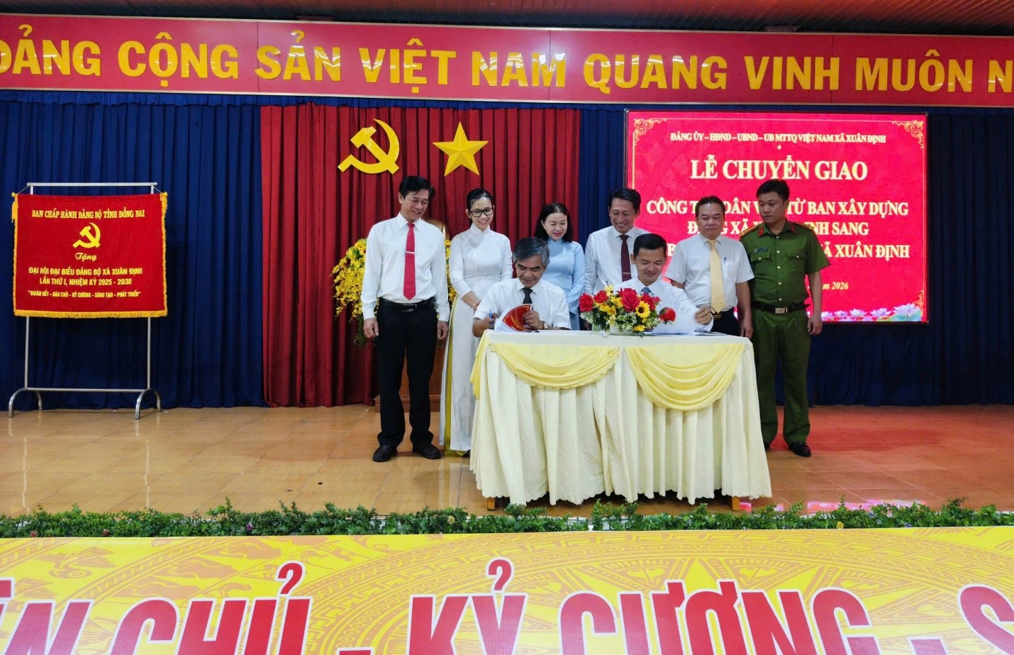 LỄ CHUYỂN GIAO CÔNG TÁC DÂN VẬN TẠI ĐẢNG ỦY XÃ XUÂN ĐỊNH