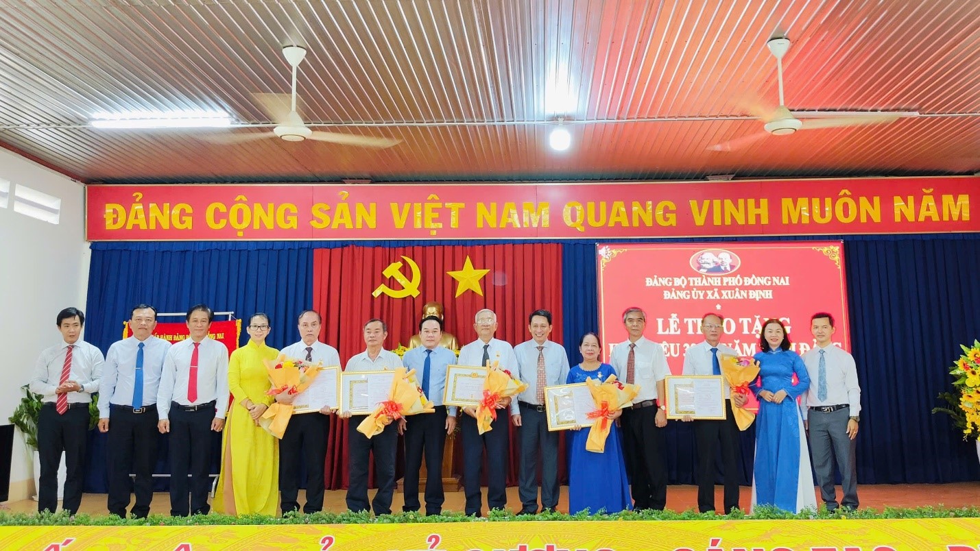 Các đồng chí đảng viên nhận 35 năm tuổi Đảng