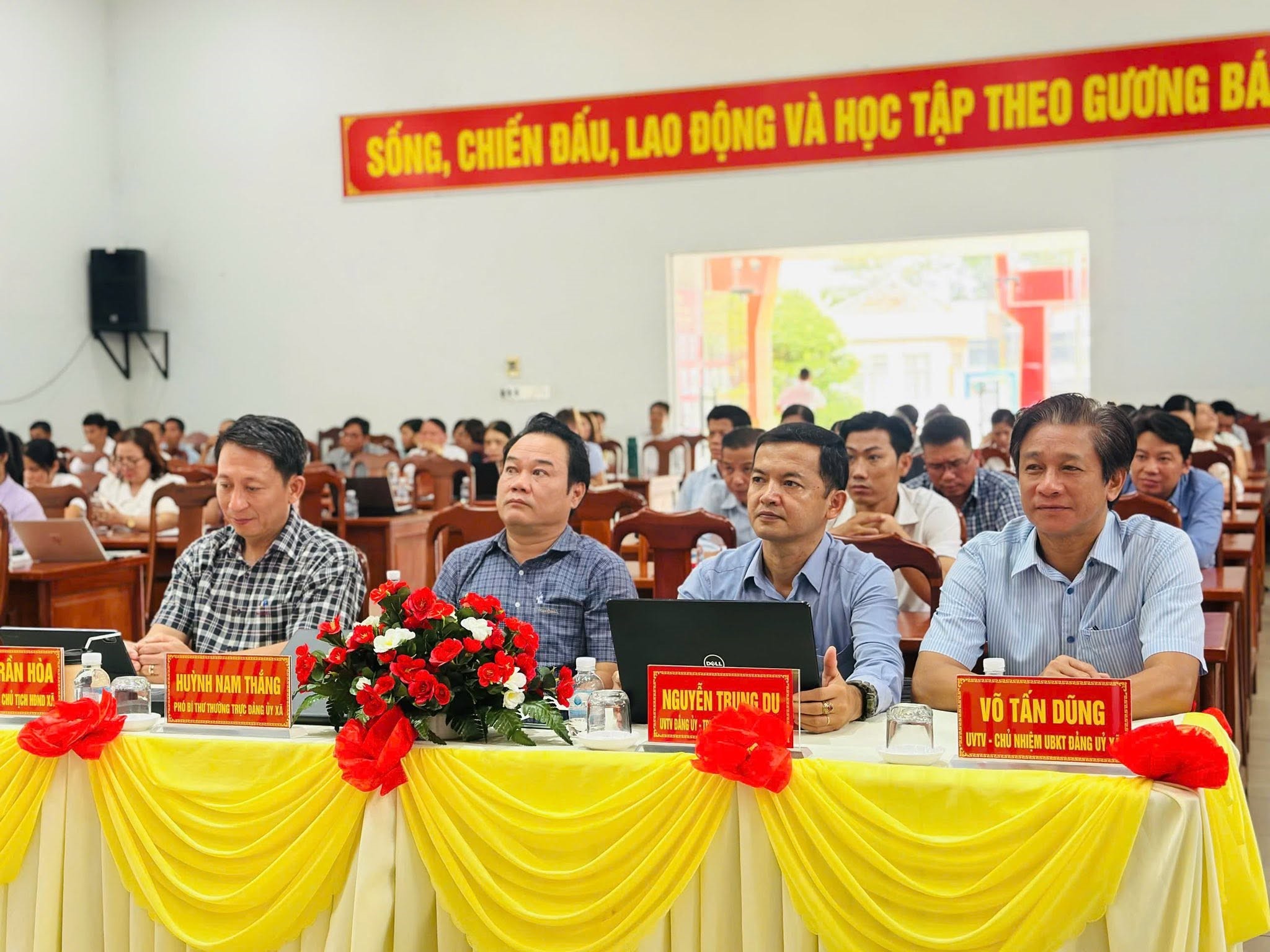 Các đồng chí trong Ban Thường vụ Đảng ủy tham dự Hội nghị
