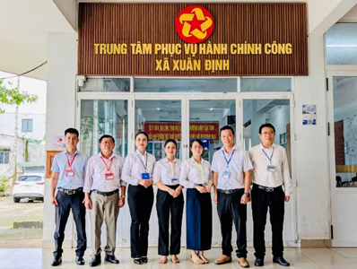 Tập thể cán bộ, công chức, người lao động Trung tâm Phục vụ hành chính công xã Xuân Định.