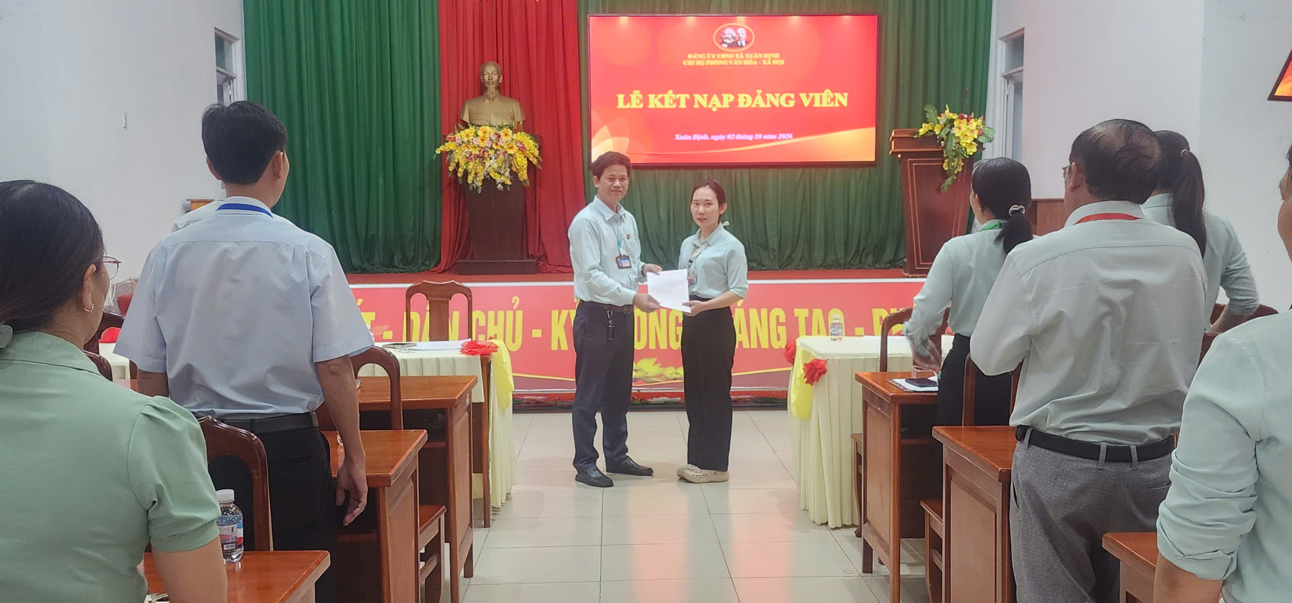 CHI BỘ PHÒNG VĂN HÓA – XÃ HỘI XÃ XUÂN ĐỊNH TỔ CHỨC LỄ KẾT NẠP ĐẢNG VIÊN MỚI