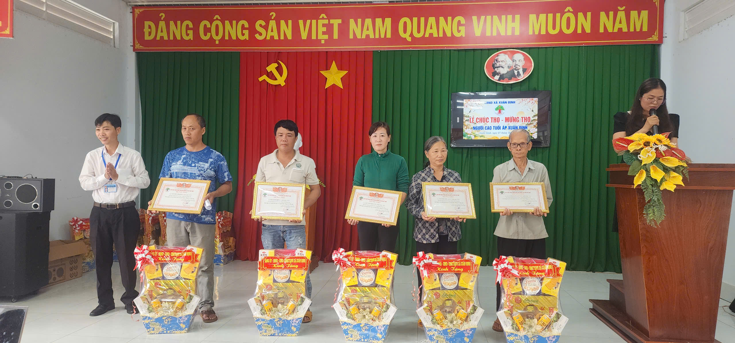lãnh đạo Đảng uỷ, HĐND, UBND, UBMTTQVN xã đã trao Giấy chúc thọ, mừng thọ và quà tặng đến các cụ cao tuổi thuộc các độ tuổi 70, 75, 80, 85, 95 và trên 100 tuổi