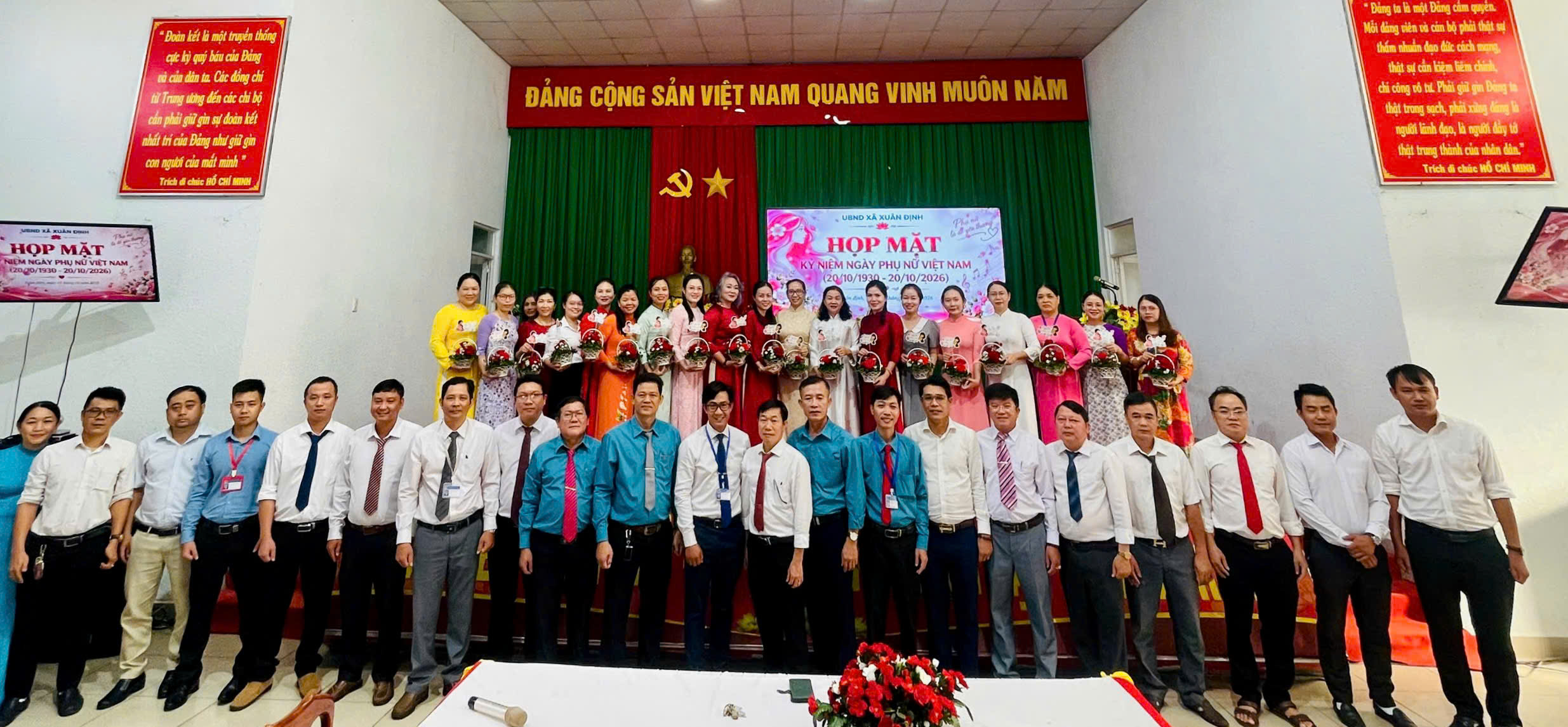 UBND XÃ XUÂN ĐỊNH TẶNG HOA CHÚC MỪNG NHÂN DỊP NGÀY PHỤ NỮ VIỆT NAM 20/10