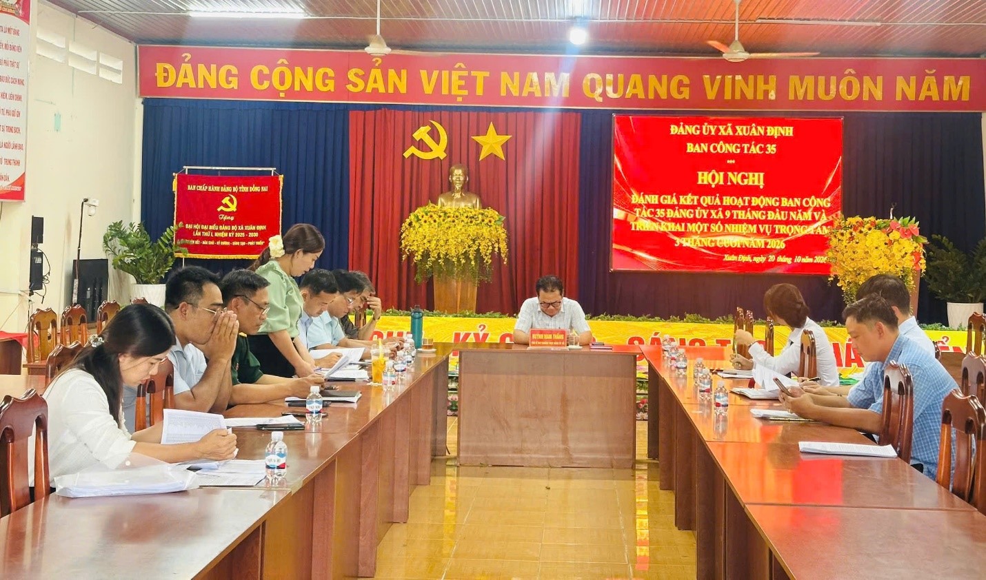 Đồng chí Đỗ Thị Kim Bông – Phó trưởng Ban xây dựng Đảng phát biểu tại cuộc họp