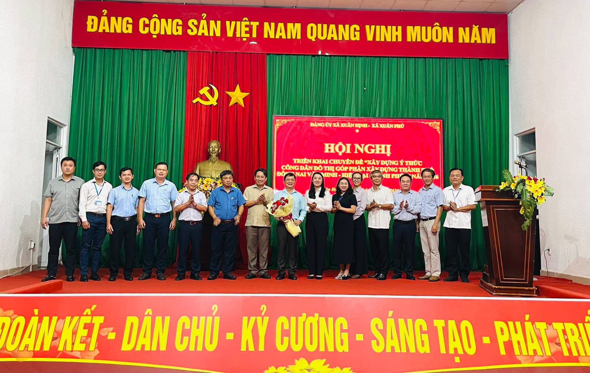 Đ/c Hà Anh Dũng – Báo cáo viên Trung ương, Ủy viên Ban Thường vụ Thành ủy, Phó Chủ tịch Thường trực Ủy ban MTTQ Việt Nam thành phố Đồng Nai chụp hình lưu niệm cùng các lãnh đạo xã Xuân Định và xã Xuân Phú