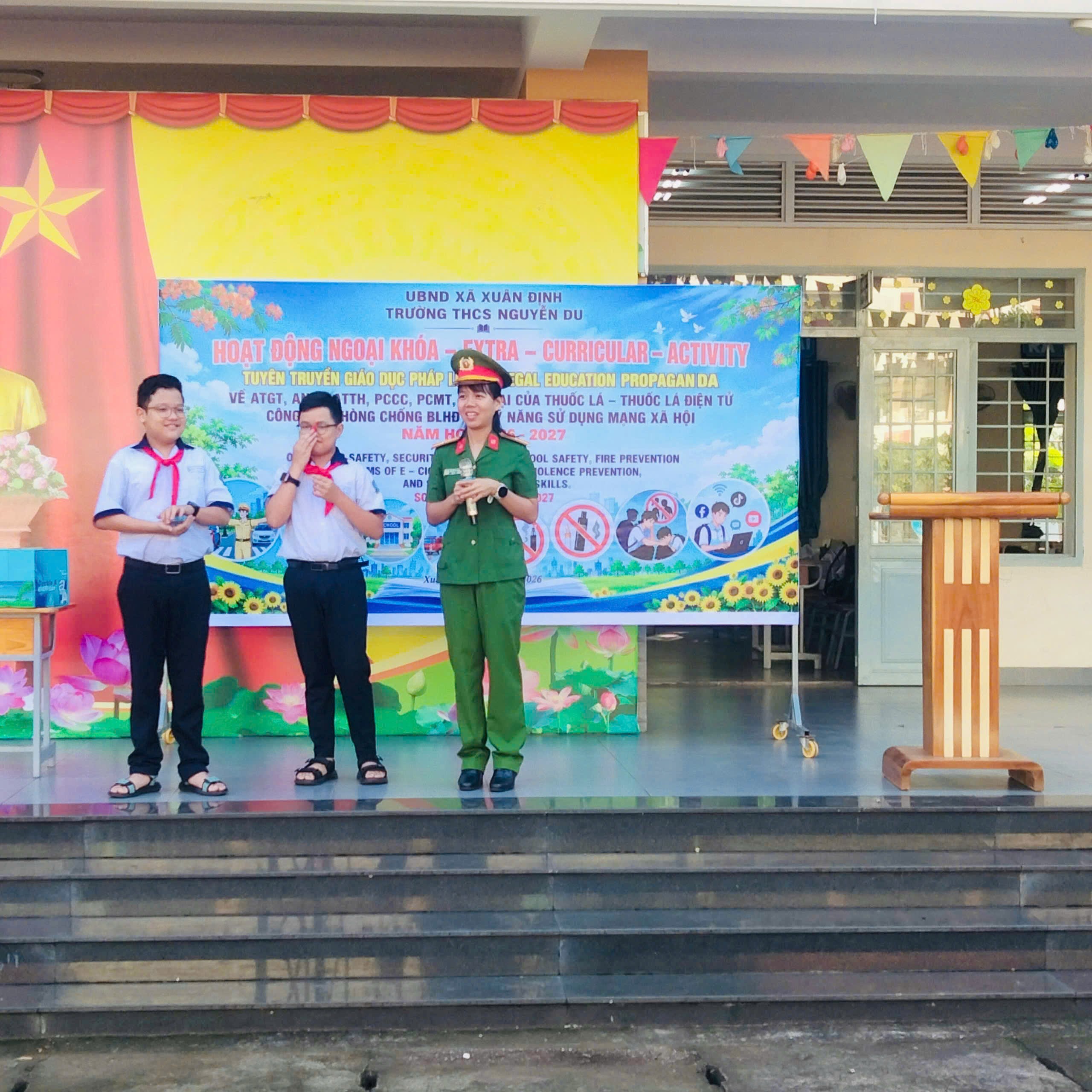 Cán bộ Công an xã tổ chức  tuyên truyền cho các em học sinh